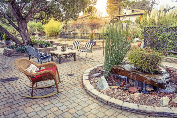 Шљунак и цигле уместо траве 